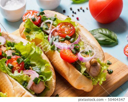 homemade hotdogs: chicken sausages and vegetables 50404347