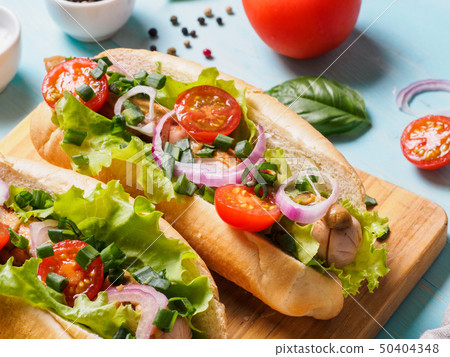 homemade hotdogs: chicken sausages and vegetables 50404348