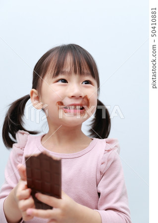 Chocolate (sweets snack sweets tooth decay girl 3 years old 3 years old parenting copy space) 50410881