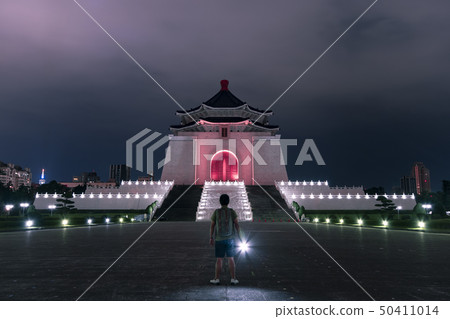 A man is travel at Chiang Kai Shek memorial hall 50411014