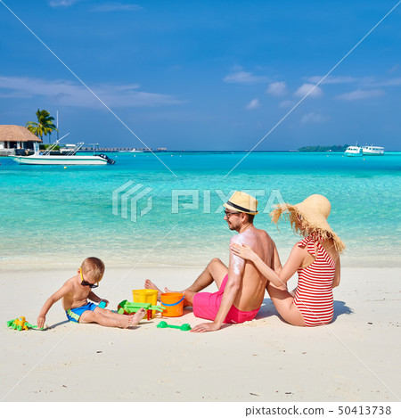 Family with three year old boy on beach 50413738