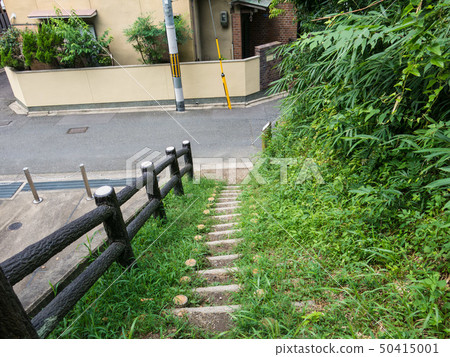 欄杆在公園裡的樓梯 欄杆在公園裡的樓梯 50415001