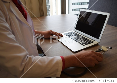 醫生在PC上工作 醫生在PC上工作 50417033
