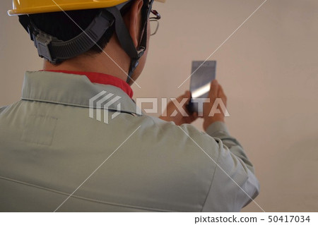 接觸智能手機的野外工作者 接觸智能手機的野外工作者 50417034