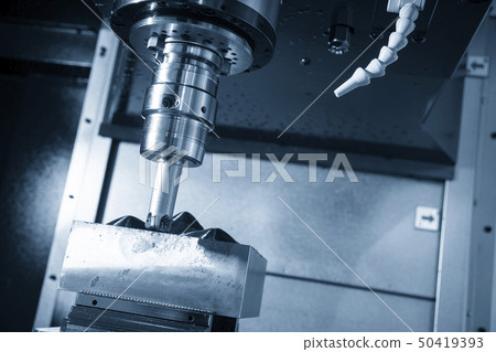The  operation of CNC machining center . 50419393