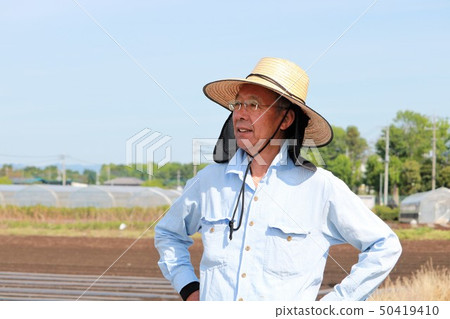做野外工作的老人 50419410