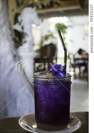 Iced lemon juice mixed with butterfly pea drink 50420107