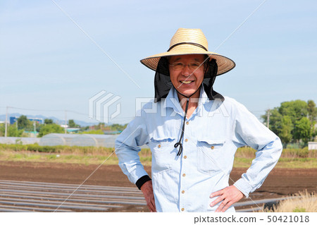 做野外工作的老人 做野外工作的老人 50421018