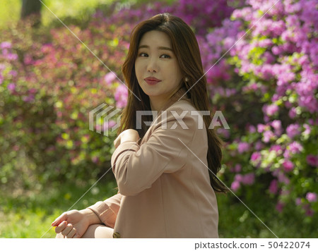 Break of a Korean business woman Break of a Korean business woman 50422074