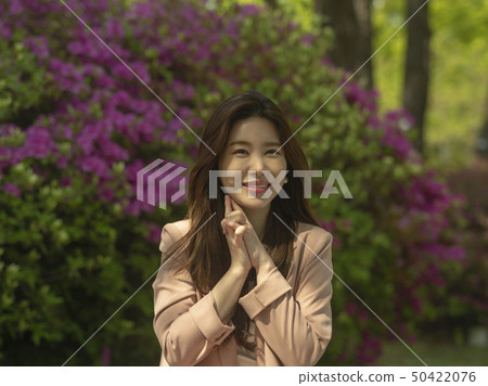 Break of a Korean business woman Break of a Korean business woman 50422076