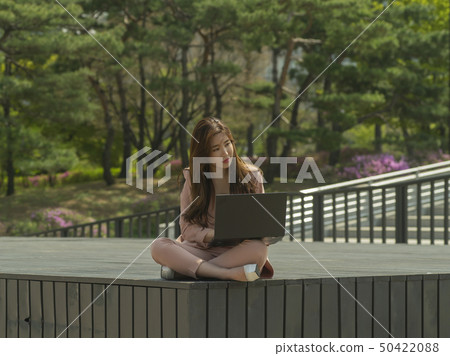 韓國女商人和公園 韓國女商人和公園 50422088