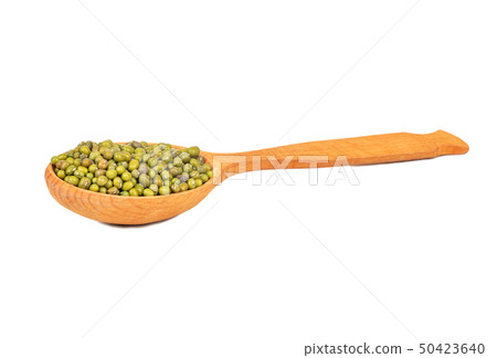 Mung beans in spoon 50423640