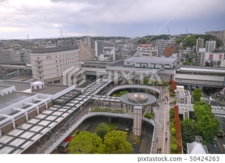 在日本的川崎市容看Mizonokuchi站和Musashi Mizonokuchi站(左側屏幕)等(左側屏幕) 在日本的川崎市容看Mizonokuchi站和Musashi Mizonokuchi站(左側屏幕)等(左側屏幕) 50424263