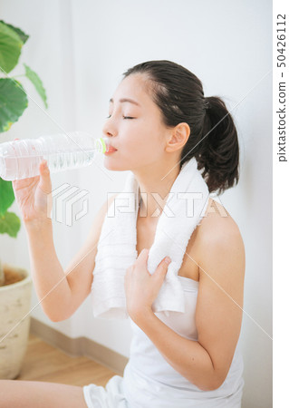 一個女人喝水 50426112