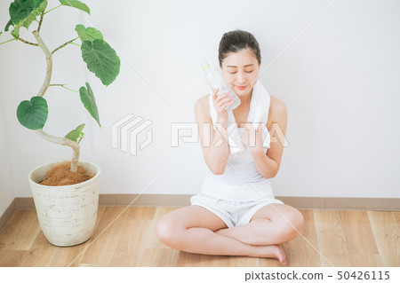 一個女人喝水 50426115