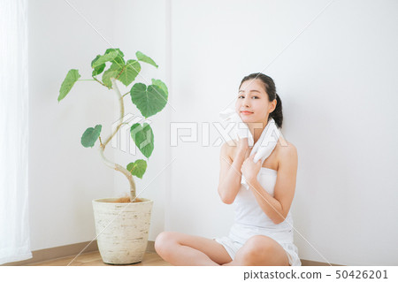 Woman who sweats 50426201