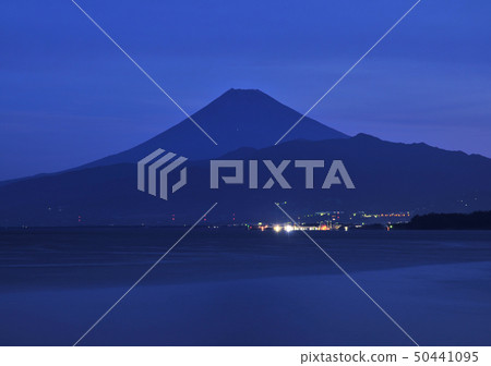 富士山在晚上-8389 50441095