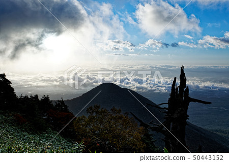 從Nasu山脈，Mt. Minamitsuki附近看見的Mt. Kuroodani和Nasuno看法 50443152