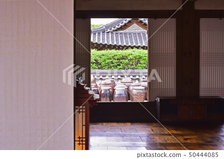 Indoor scenery of traditional old tiled house in Namsan Hanok Village Indoor scenery of traditional old tiled house in Namsan Hanok Village 50444085