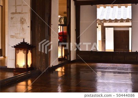 Indoor scenery of traditional old tiled house in Namsan Hanok Village Indoor scenery of traditional old tiled house in Namsan Hanok Village 50444086