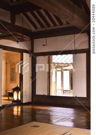 Namsan Hanok村莊傳統老舖磁磚的房子室內風景 50444089