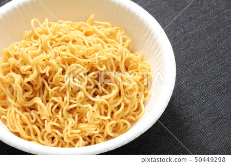 Yakisoba put in a paper plate. 50449298