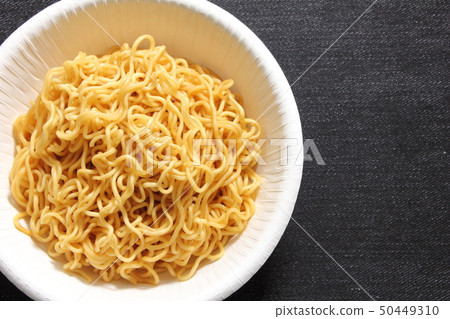 Yakisoba put in a paper plate. 50449310