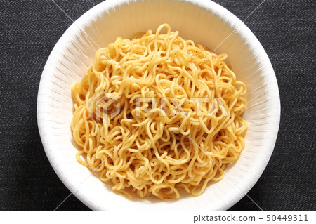 Yakisoba put in a paper plate. 50449311