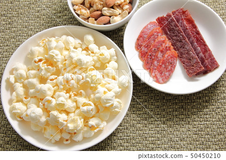 各種小吃和乾製品。 （爆米花，乾香腸，牛肉乾，混合堅果） 50450210