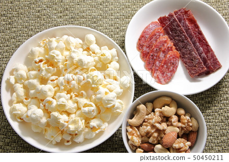 各種小吃和乾製品。 (爆米花,乾香腸,牛肉乾,混合堅果) 各種小吃和乾製品。 (爆米花,乾香腸,牛肉乾,混合堅果) 50450211