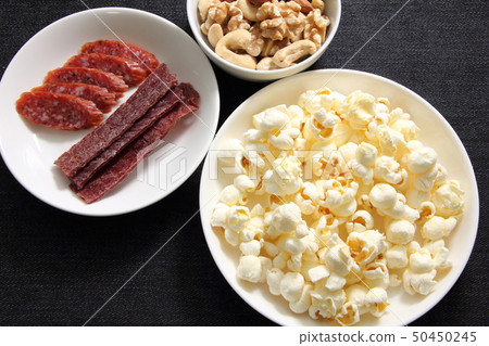 各種小吃和乾製品。 (爆米花,乾香腸,牛肉乾,混合堅果) 各種小吃和乾製品。 (爆米花,乾香腸,牛肉乾,混合堅果) 50450245