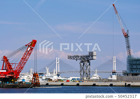 [Public Works Heritage] Yokohama Port / New Port Pier Hammerhead Crane (with old and new mixed cranes) 50452317