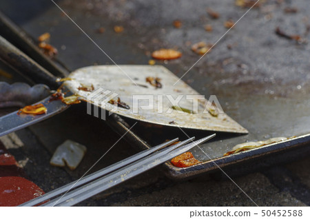 燒烤後，將用過的抹刀和筷子輕輕放在盤子的邊緣 50452588