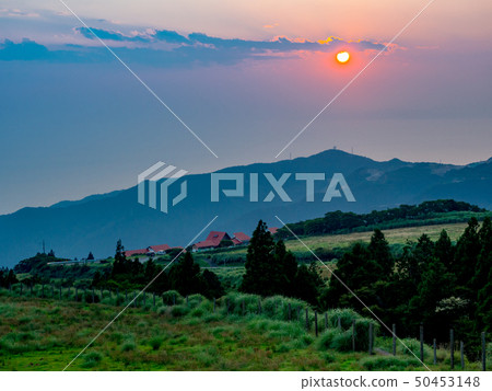 [Shizuoka Prefecture Izu Peninsula] Evening view from Nishi Amagi Kogen Ranch [Summer] 50453148