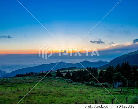 [Shizuoka Prefecture Izu Peninsula] Evening view from Nishi Amagi Kogen Ranch [Summer] 50453335