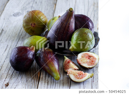 Green and purple figs 50454025