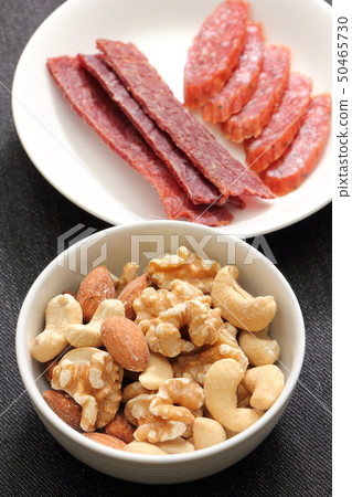 各種小吃。 （混合堅果，牛肉乾，乾香腸） 50465730