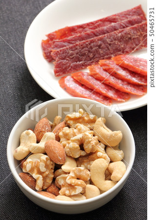 各種小吃。 （混合堅果，牛肉乾，乾香腸） 50465731