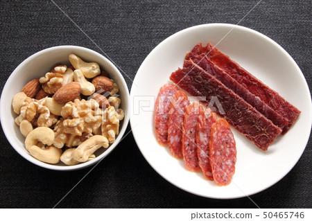 各種小吃。 （混合堅果，牛肉乾，乾香腸） 50465746