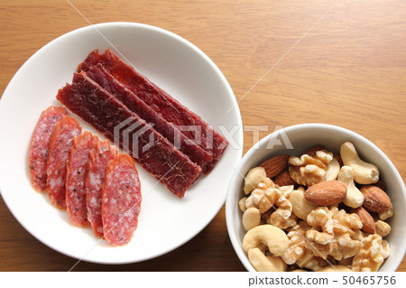各種小吃。 （混合堅果，牛肉乾，乾香腸） 50465756