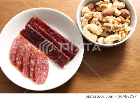 各種小吃。 (混合堅果,牛肉乾,乾香腸) 各種小吃。 (混合堅果,牛肉乾,乾香腸) 50465757