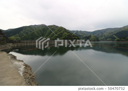 在黃金周期間，東京的奧多摩湖 50470732