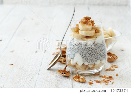 Chia pudding parfait with banana 50473274