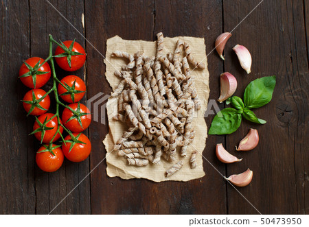 Whole wheat pasta, tomatoes, basil and garlic 50473950