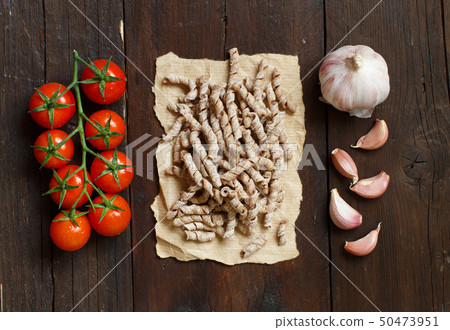 Whole wheat pasta, tomatoes and garlic 50473951