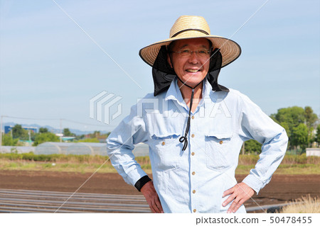 做野外工作的老人 做野外工作的老人 50478455