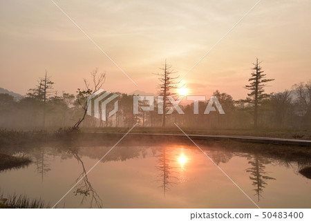 Mt. Ashigatake和早晨太陽在池塘基地和Ozegahara樹路 Mt. Ashigatake和早晨太陽在池塘基地和Ozegahara樹路 50483400