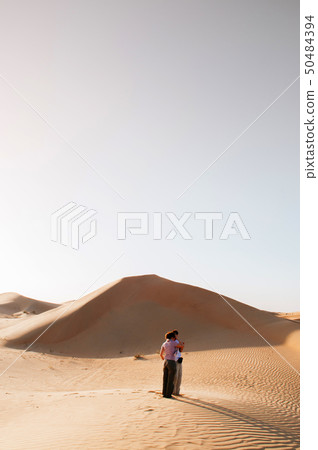 Tourist couple and desert sand dune of Dubai - Tourist couple and desert sand dune of Dubai - 50484394