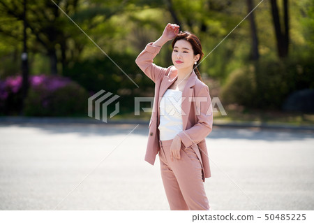 女商人,業務,充電,放鬆,走 女商人,業務,充電,放鬆,走 50485225