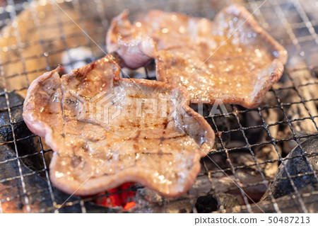 Beef tongue _ charcoal grill (charcoal grilled, grilled grilled, seven rings, one person, home drinking, barbecue, BBQ, grilled meat, beef 50487213
